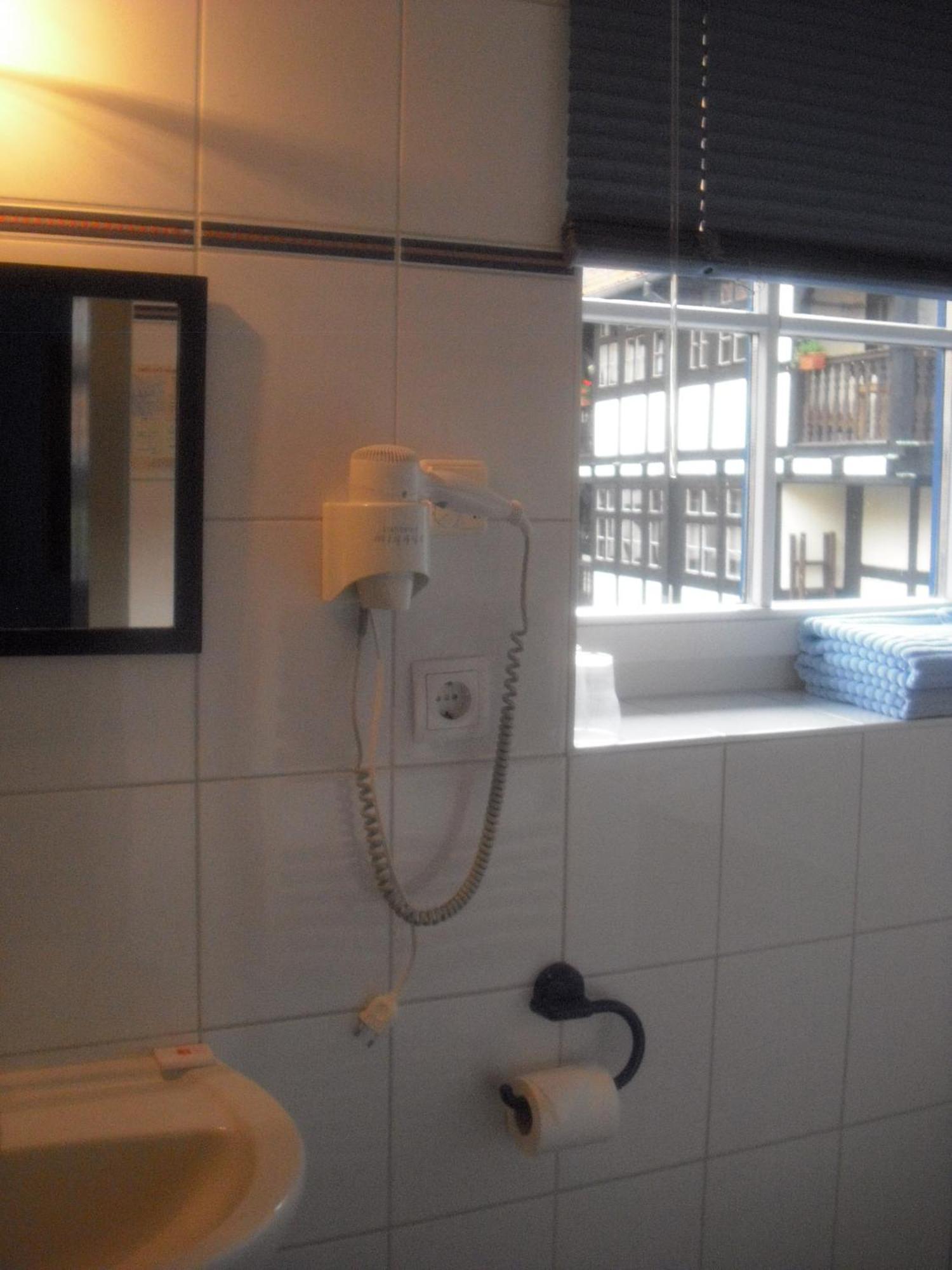 Fachwerkhotel - Ferienhaeuser Vorhof Zur Hoelle Quedlinburg Rum bild